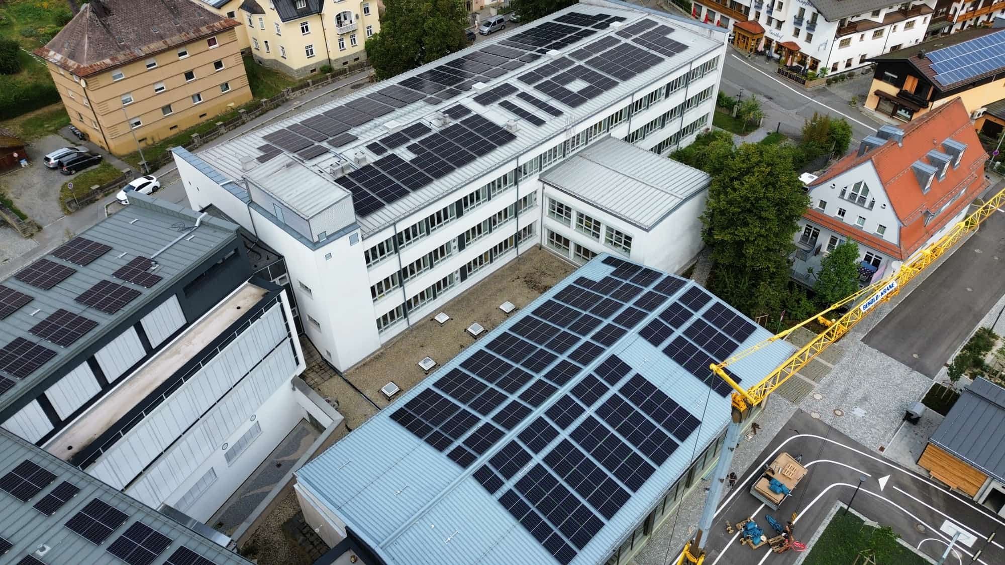 PV Gymnasium Zwiesel: pv dachflaechen schulgebaeude