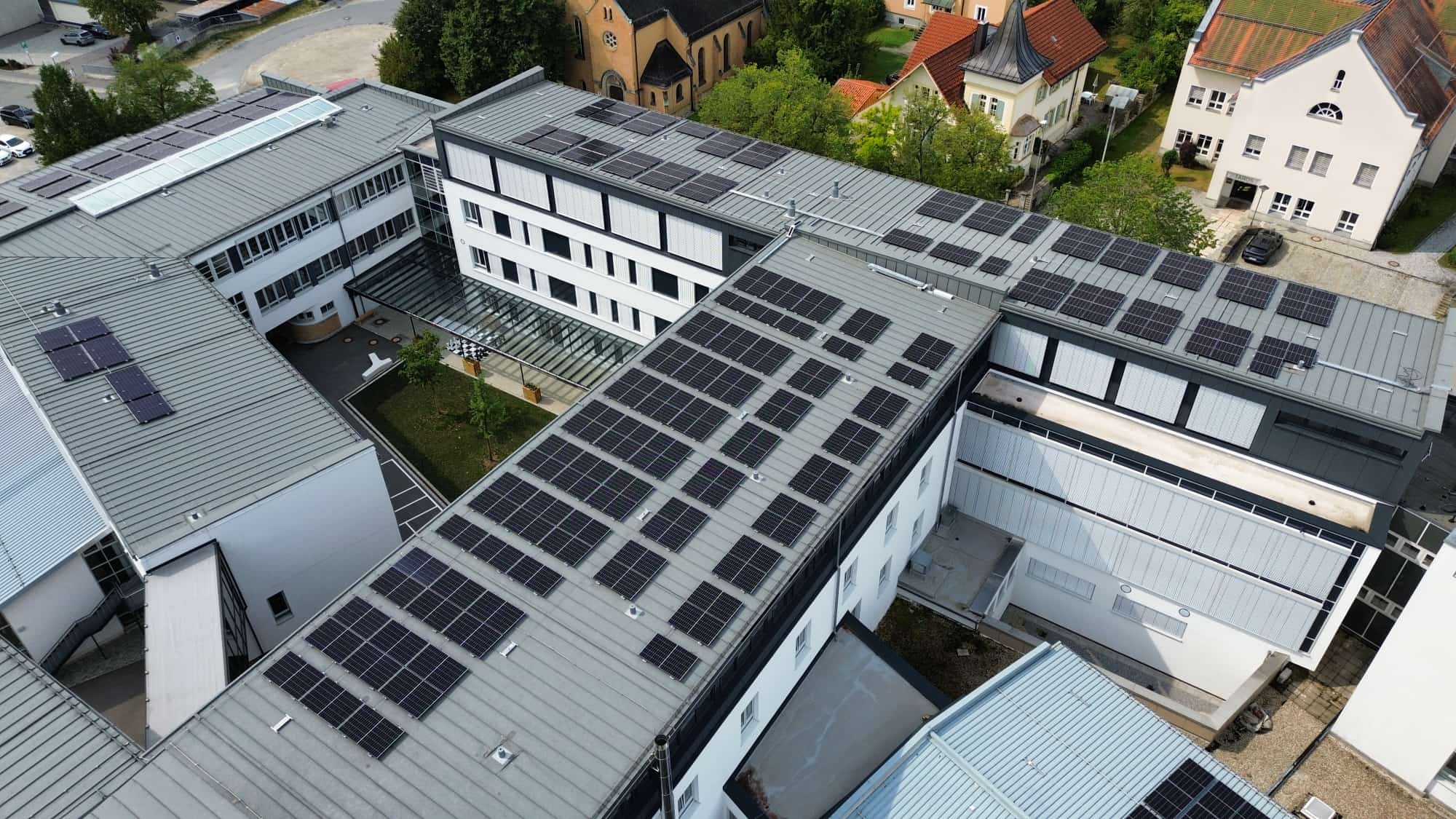 PV Gymnasium Zwiesel: pv montage dachanlage